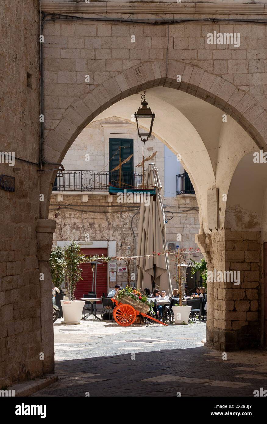 Affascinante scena di strada nel centro storico Italia nel tardo pomeriggio a Giovinazzo, Italia. Foto Stock