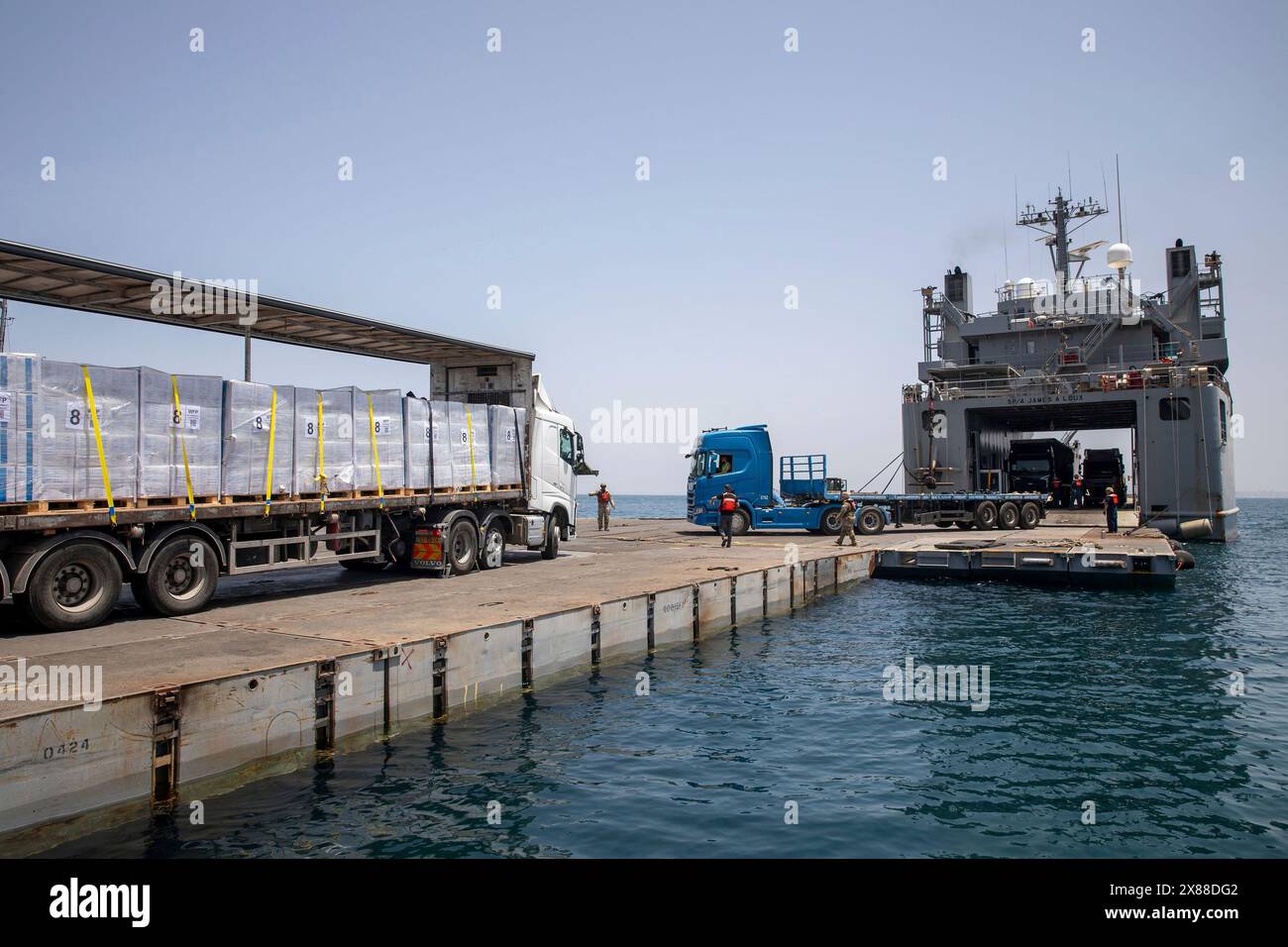 Mar Mediterraneo, Israele. 21 maggio 2024. Un camion privato trasferisce gli aiuti umanitari dal MV Roy P. Benavidez al Roll-on Roll-off Distribution Facility e poi con la nave dell'esercito americano LSV-6 al Trident Floating Pier, 21 maggio 2024, a Gaza, in territorio palestinese. Il molo galleggiante sarà utilizzato per spostare gli aiuti umanitari direttamente dalle navi alla terraferma per il popolo palestinese a Gaza. Credito: SSgt. Mikayla Fritz/US Army Photo/Alamy Live News Foto Stock