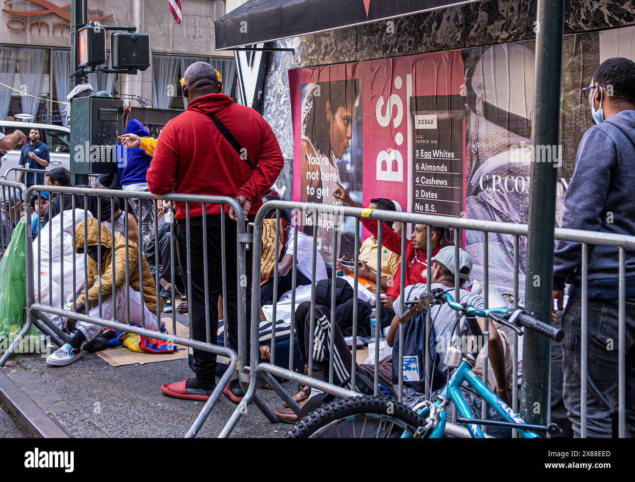 New York, NY, USA - 2 agosto 2023: Immigrati clandestini all'angolo tra Vanderbilt ed e 45th di fronte all'hotel Roosevelt. sono appena stati f Foto Stock