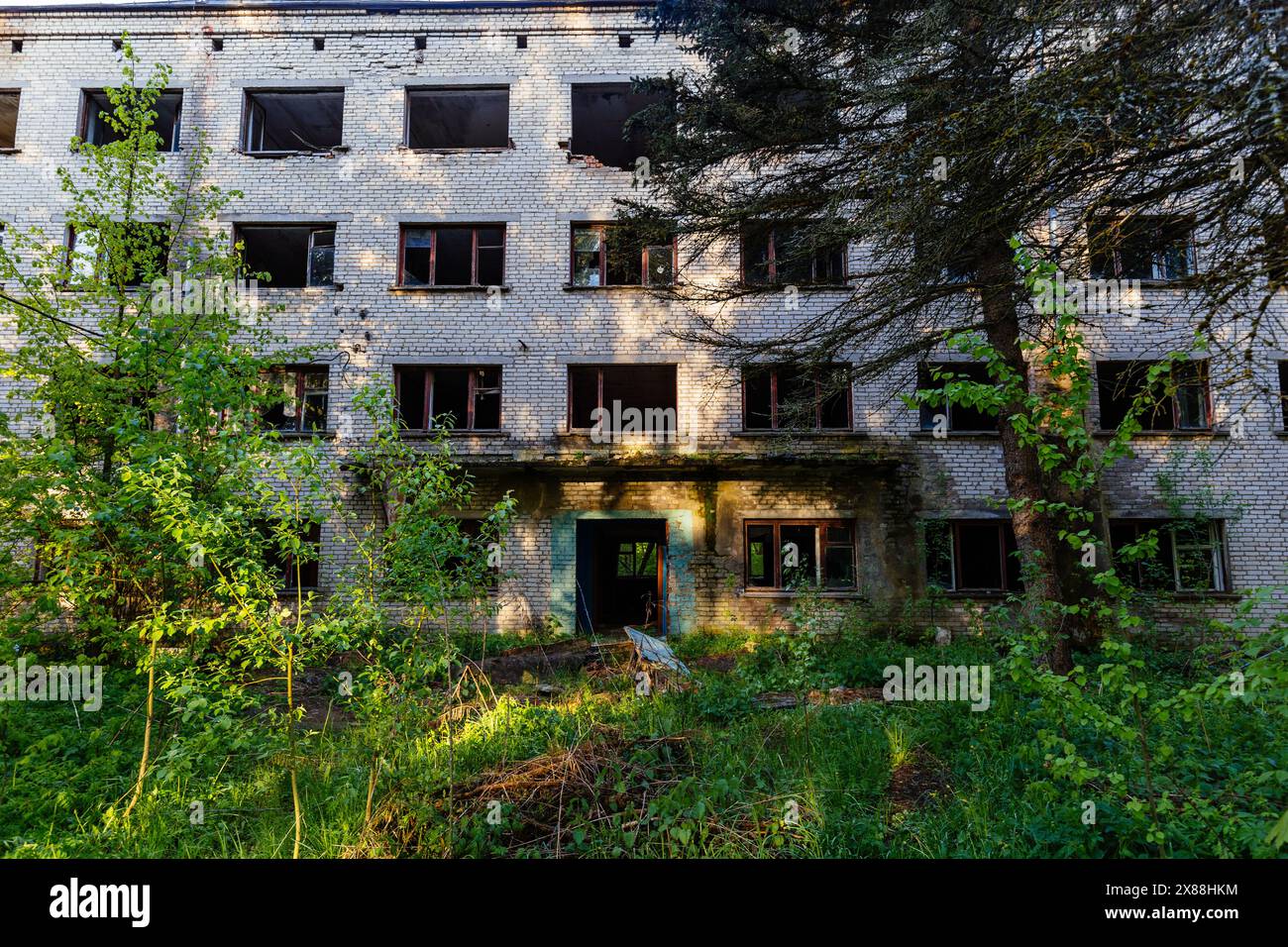 Case abbandonate a più piani in mattoni bianchi, decomposizione del paesaggio urbano di città fantasma. Foto Stock