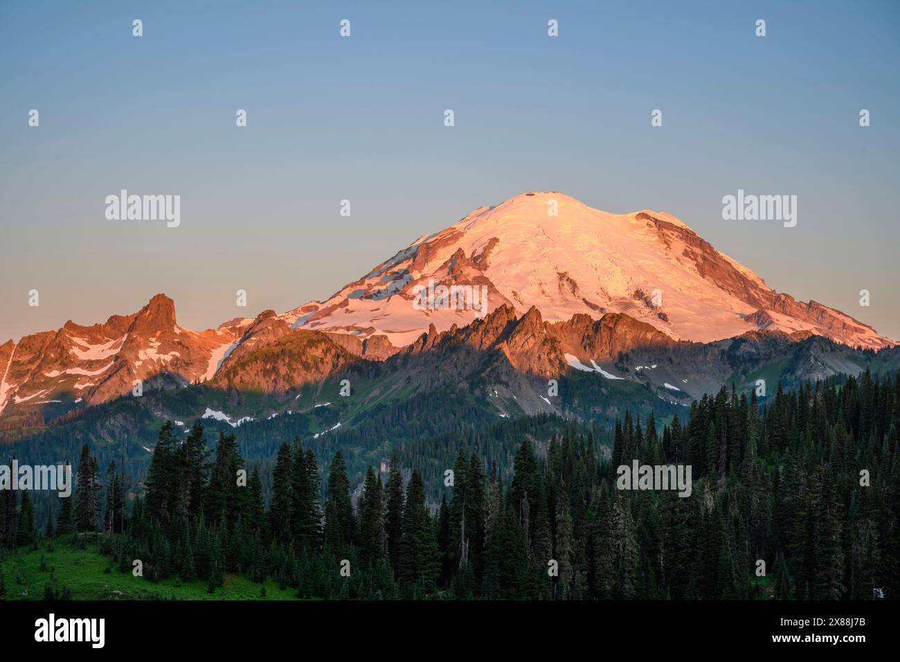 Mount Rainier dal lago Tipsoo all'alba; Mount Rainier National Park, Washington. Foto Stock