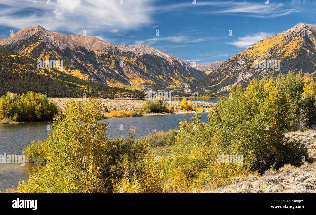 I Twin Lakes sono situati nel Colorado centro-meridionale, circondati da alte vette e i colori dorati dominano il paesaggio. Foto Stock
