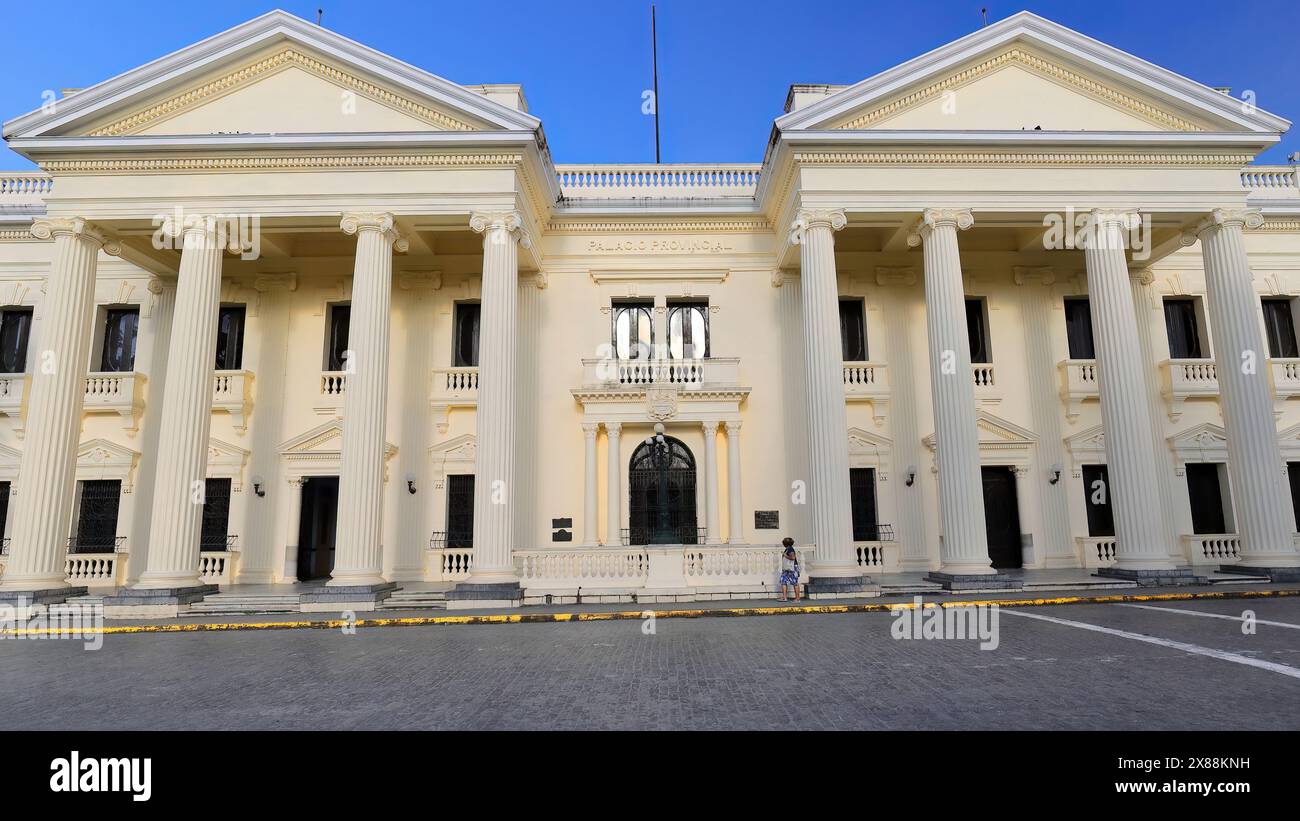 320 edificio neoclassico del 1912 che ospita la Biblioteca Provinciale Jose Marti Library sul lato est del parco Parque Vidal. Santa Clara-Cuba. Foto Stock