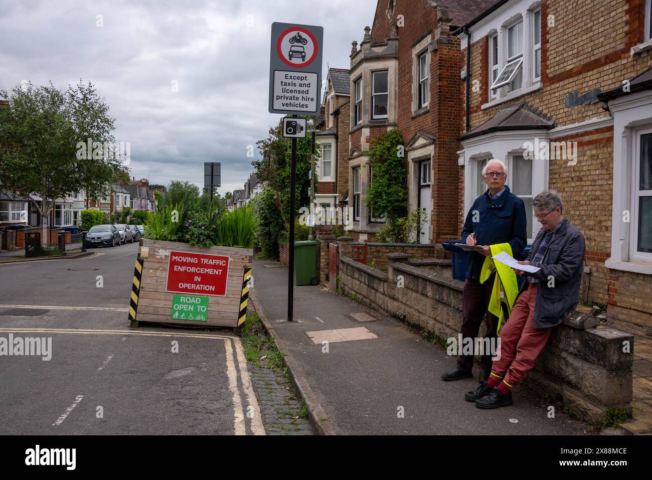 Il quartiere a basso traffico di Oxford passa all'uso di telecamere ANPR per catturare i trasgressori invece di chiudere la strada con dissuasori di legno Foto Stock