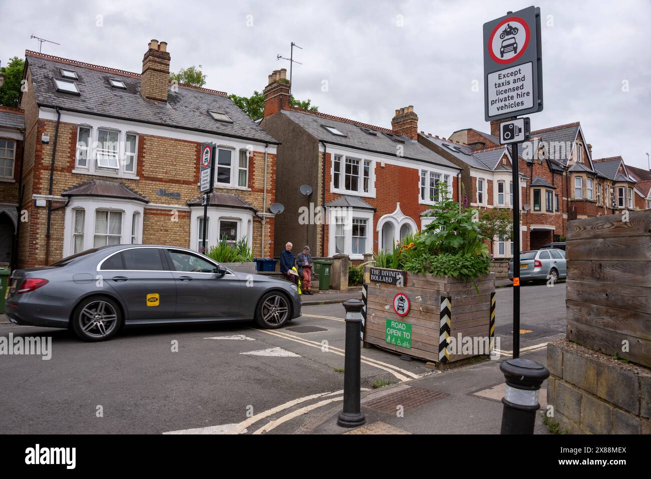 Il quartiere a basso traffico di Oxford passa all'uso di telecamere ANPR per catturare i trasgressori invece di chiudere la strada con dissuasori di legno Foto Stock