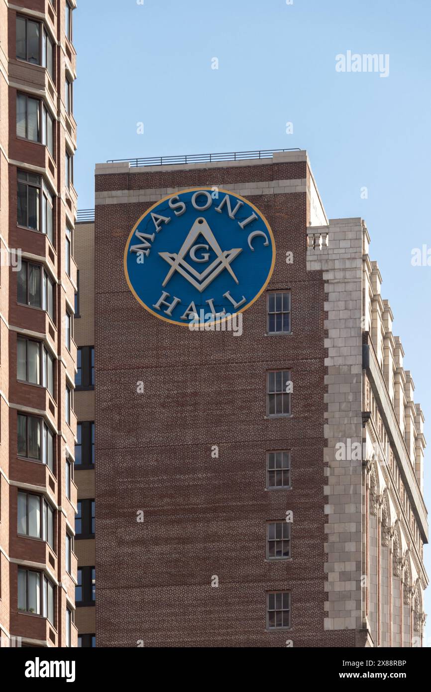 Cartello esterno per la Masonic Hall nel quartiere Flatiron di Manhattan a New York, con il sigillo massone mostrato Foto Stock