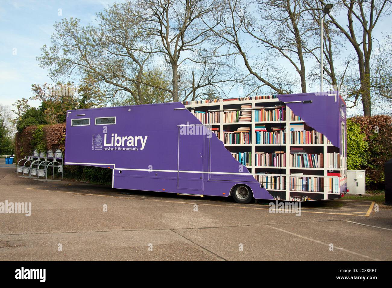 Biblioteca mobile della comunità della contea di Berkshire a Wraysbury, Inghilterra Foto Stock