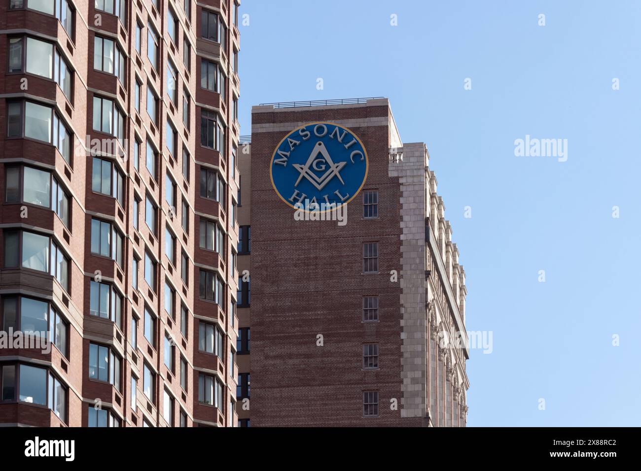 Cartello esterno per la Masonic Hall nel quartiere Flatiron di Manhattan a New York, con il sigillo massone mostrato Foto Stock