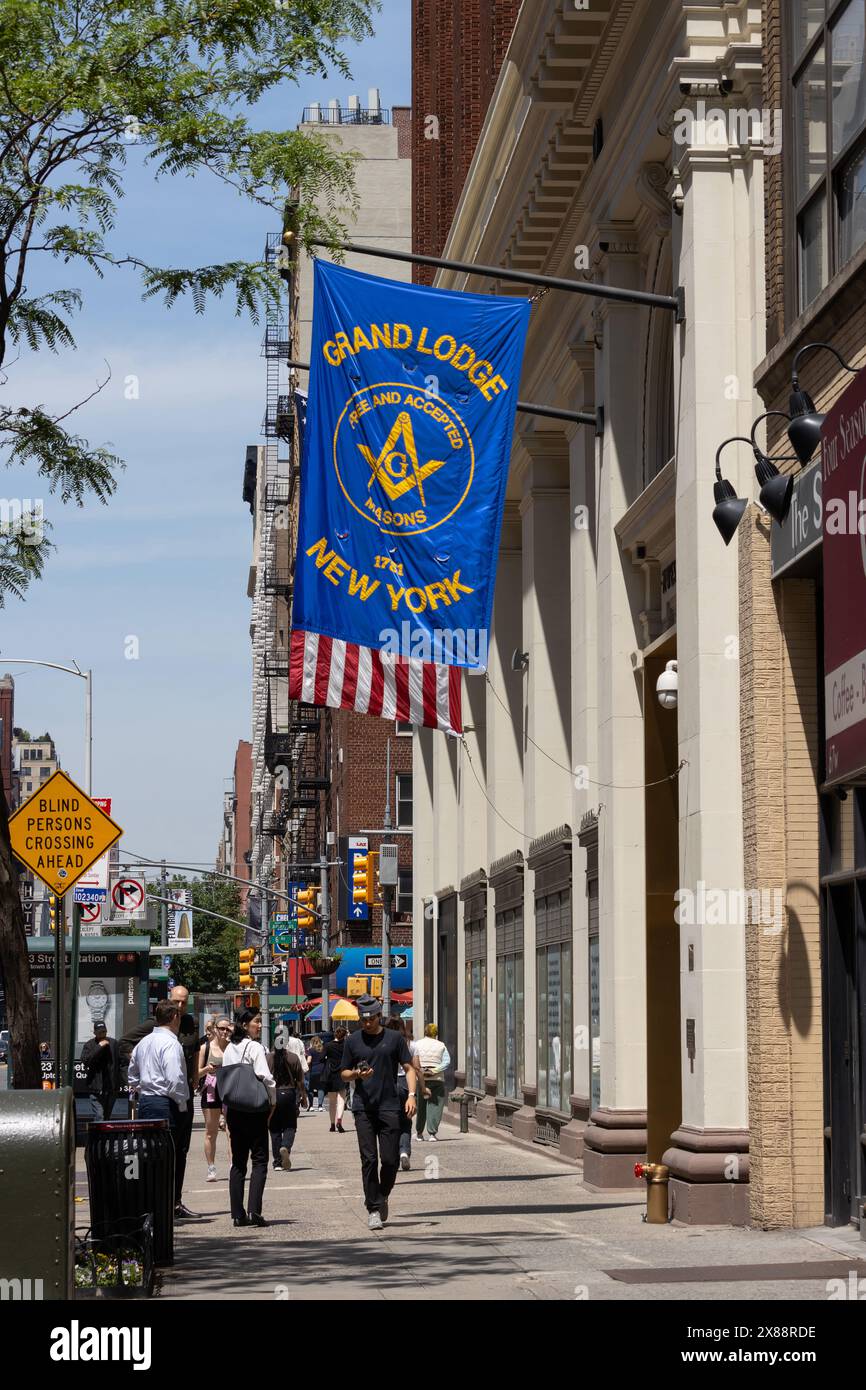 Striscione con il sigillo massone appeso fuori dall'entrata della 23a strada della Masonic Hall a Manhattan, New York Foto Stock