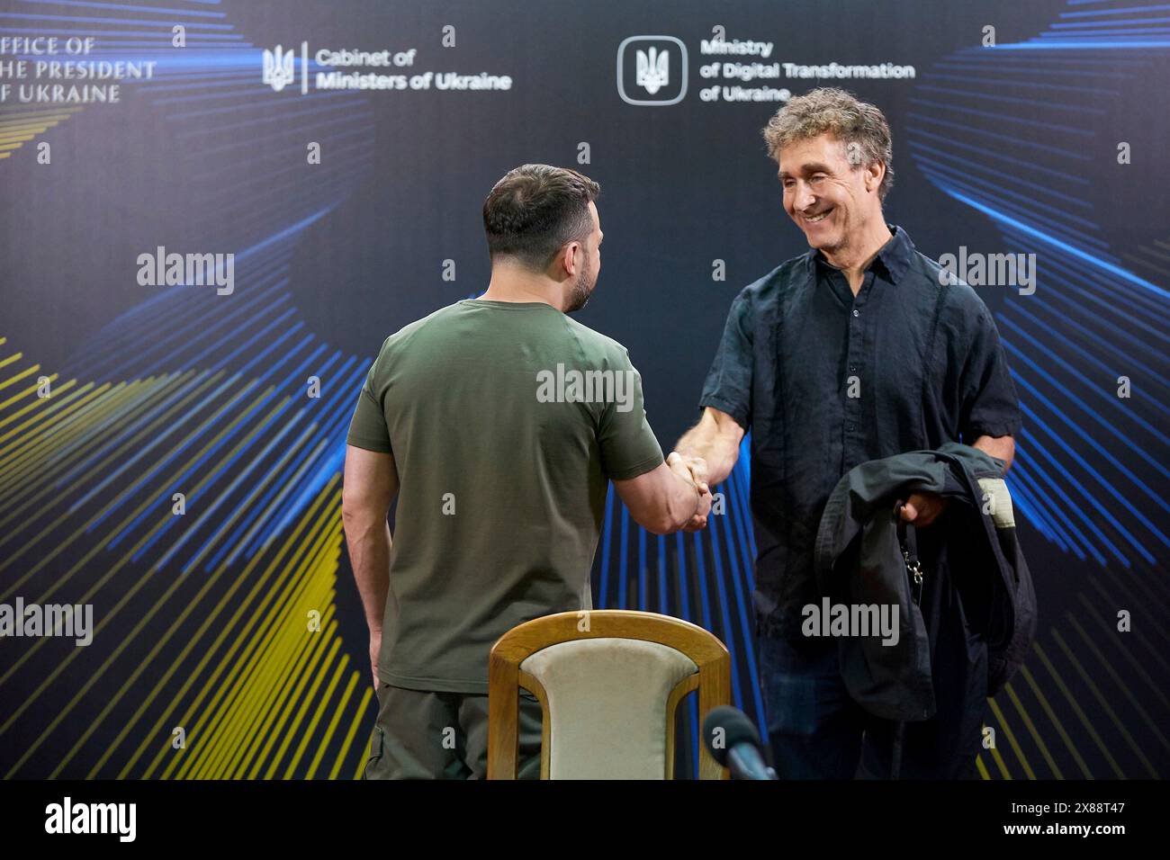 Kiev, Ucraina. 23 maggio 2024. Il presidente ucraino Volodymyr Zelenskyy, a sinistra, saluta il produttore cinematografico americano Doug Lyman, a destra, prima di un incontro degli ambasciatori della piattaforma di raccolta fondi UNITED24 dopo il secondo incontro annuale del Summit, 23 maggio 2024, a Kiev, Ucraina. UNITED24 raccoglie fondi per fornire armi per difendere l'Ucraina dall'invasione russa. Credito: Pool Photo/Ufficio Stampa Presidenziale ucraino/Alamy Live News Foto Stock