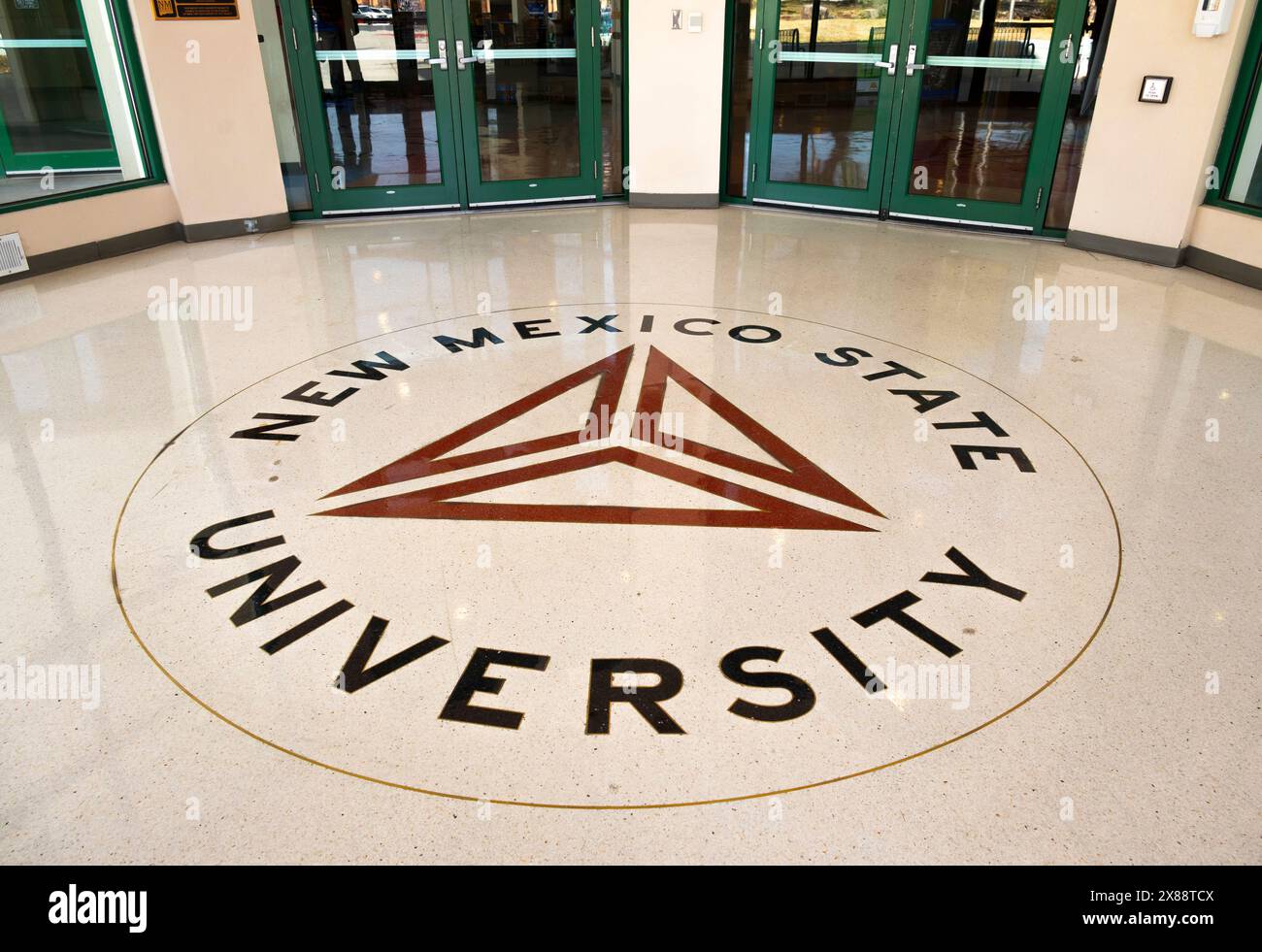 Logo del campus della New Mexico State University al centro di un piano d'ingresso polacco all'interno dell'edificio Corbett Student Union a Las Cruces, NEW MEXICO, USA Foto Stock