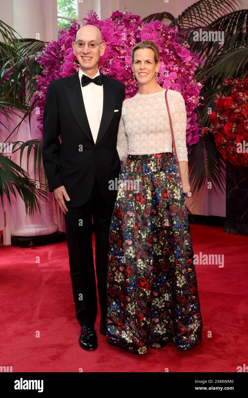 Adam Silver, commissario della National Basketball Association (NBA), Left, e Maggie Grise arrivano per partecipare a una cena di stato in onore del presidente del Kenya William Ruto, presentata dal presidente degli Stati Uniti Joe Biden e dalla First Lady Jill Biden alla Casa Bianca di Washington DC giovedì 23 maggio 2024. Un presidente americano sta ospitando una visita di stato per un leader africano per la prima volta in 16 anni, mentre la più grande economia del mondo lotta per costruire influenza su un continente che stringe relazioni più strette oltre i principali concorrenti di Washington, Cina e Russia. Foto di Tierney L. Cross/UPI Foto Stock