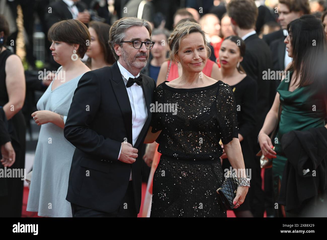 Cannes, Francia. 23 maggio 2024. Pierre-Antoine Capton e Anne-Elisabeth Lemoine partecipano alla proiezione del film "l'amour ouf" al 77° Festival annuale di Cannes al Palais des Festivals. Crediti: Stefanie Rex/dpa/Alamy Live News Foto Stock