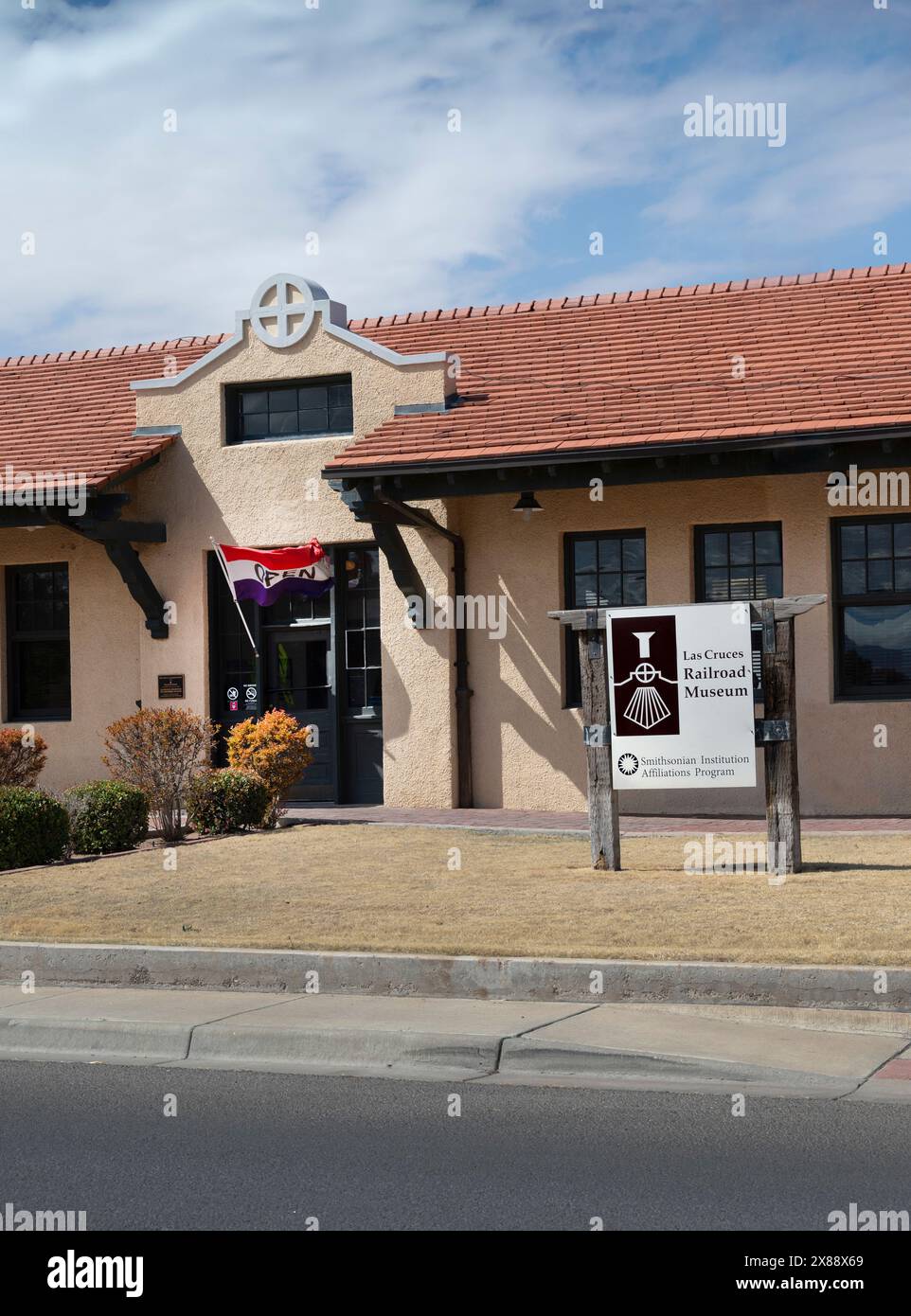 Caratteristico tetto in piastrelle rosse dell'edificio del museo City of Las Cruces Railway Depot a Las Cruces, New Mexico, USA Foto Stock