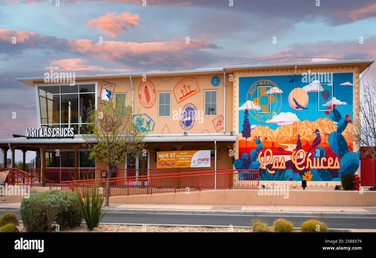 Un colorato murale accoglie i visitatori al centro informazioni turistiche Visit Las Cruces sulla Main Street nel centro di Las Cruces, NEW MEXICO, USA Foto Stock