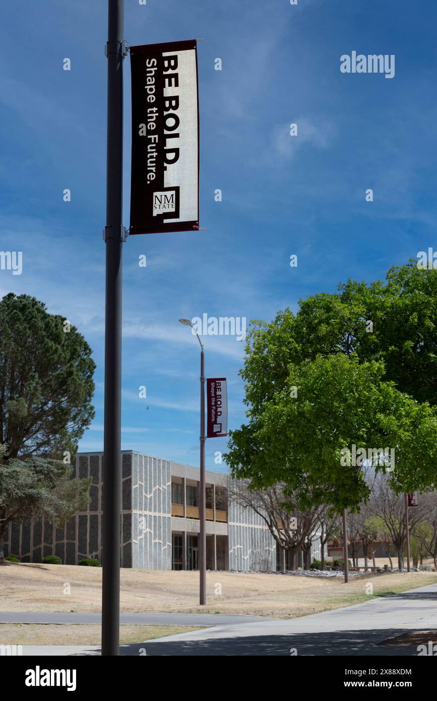 Banner con messaggio di BE BOLD, Shape the Future, presso la Garcia Hall del campus della New Mexico State University a Las Cruces, NEW MEXICO, USA Foto Stock