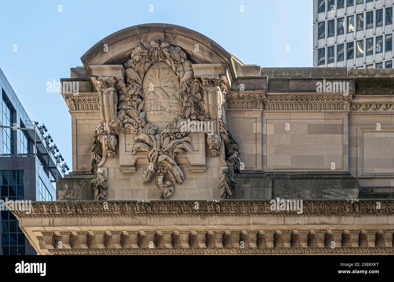 New York, NY, USA - 2 agosto 2023: Grand Central Terminal angolo Vanderbilt Ave e East 42nd Street. Scultura d'angolo sulla sommità del tetto. Foto Stock