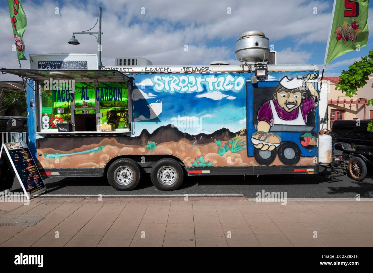 Un simpatico e colorato food truck specializzato in tacos di strada parcheggiato nel centro di Las Cruces, NEW MEXICO, Stati Uniti Foto Stock