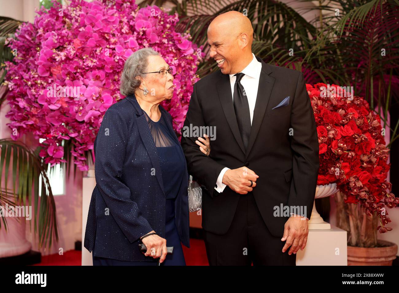 Il senatore Cory Booker, un democratico del New Jersey, Right, e Carolyn Booker arrivano per partecipare ad una cena di stato in onore del presidente del Kenya William Ruto presentata dal presidente degli Stati Uniti Joe Biden e dalla First Lady Jill Biden alla Casa Bianca di Washington DC giovedì 23 maggio 2024. Un presidente americano sta ospitando una visita di stato per un leader africano per la prima volta in 16 anni, mentre la più grande economia del mondo lotta per costruire influenza su un continente che stringe relazioni più strette oltre i principali concorrenti di Washington, Cina e Russia. Foto di Tierney L. Cross/UPI Foto Stock