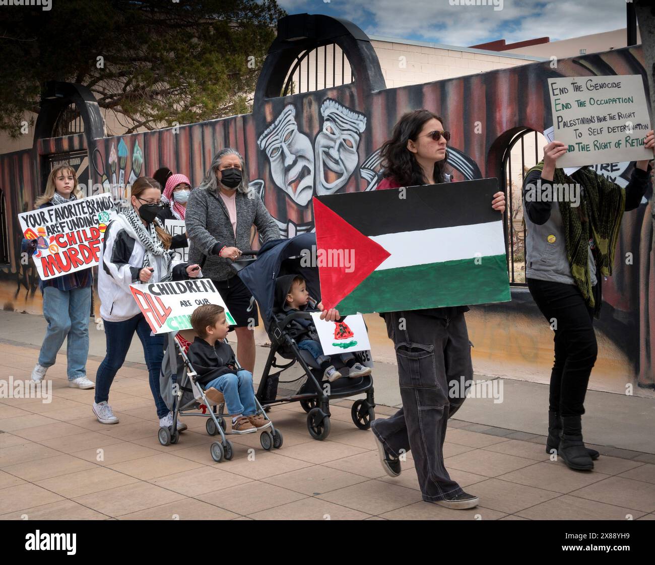 Sostegno alla Palestina e protesta anti-Israele da parte di persone contro la guerra a Gaza, vista di fronte alla No Strings Theater Company a Las Cruces, NEW MEXICO Foto Stock