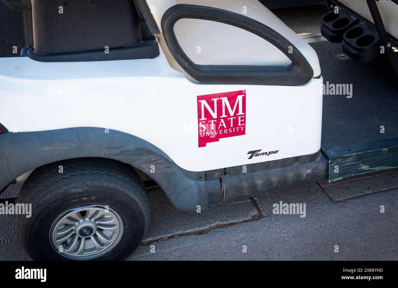 Golf karat per il trasporto da parte del personale con il logo NMState nel campus della New Mexico State University, Las Cruces, NEW MEXICO, USA Foto Stock