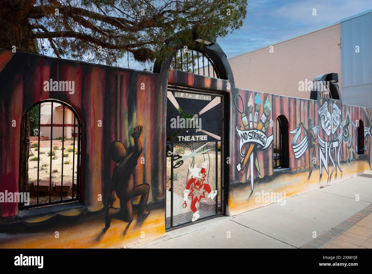 Il murale artistico e stravagante sul cancello murato, presso la No Strings Theater Company, ingresso al teatro black box nel centro di Las Cruces, NEW MEXICO, USA Foto Stock