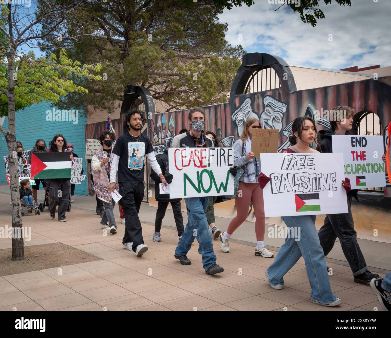 Sostegno alla Palestina e protesta anti-Israele da parte di persone contro la guerra a Gaza, vista di fronte alla No Strings Theater Company a Las Cruces, NEW MEXICO, USA Foto Stock