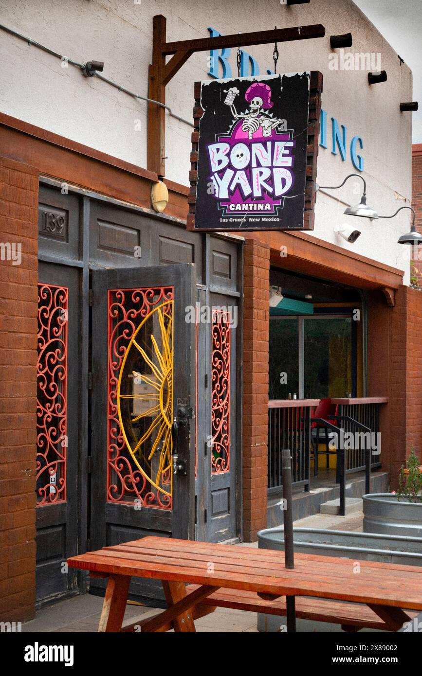 Ingresso a una delle cantine preferite dalla gente del posto, la Boneyard Cantina, di Icebox Brewing, con posti a sedere nel patio NM, specializzata in birra artigianale nel centro di Las Cruces, NEW MEXICO Foto Stock