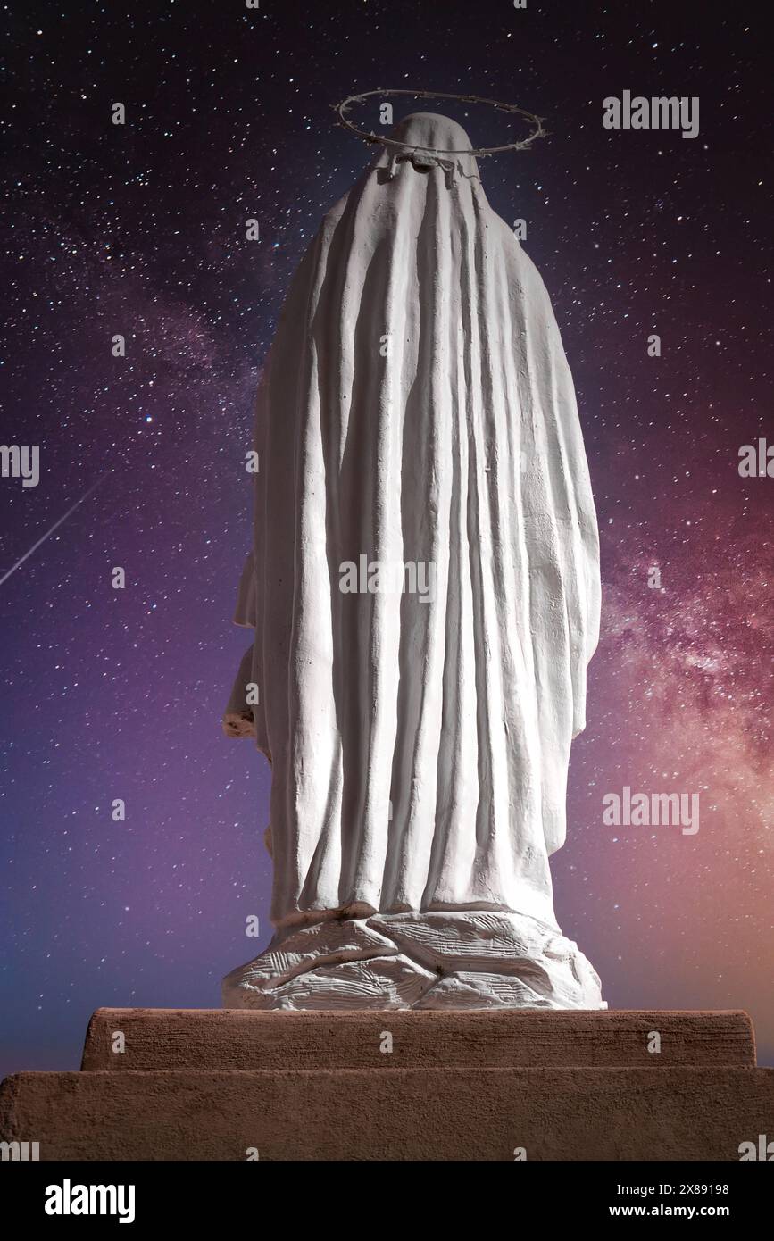 Vista posteriore della Vergine Maria con statua di alone su un cielo interessante in presenza spirituale e concettuale Foto Stock