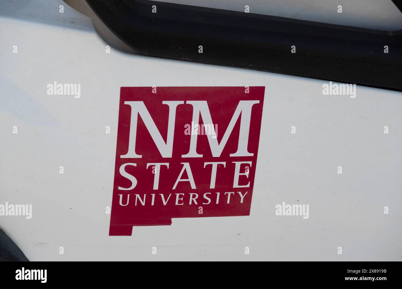 Primo piano del logo sui golf cart per il trasporto da parte del personale del campus della New Mexico State University, Las Cruces, NEW MEXICO, USA Foto Stock