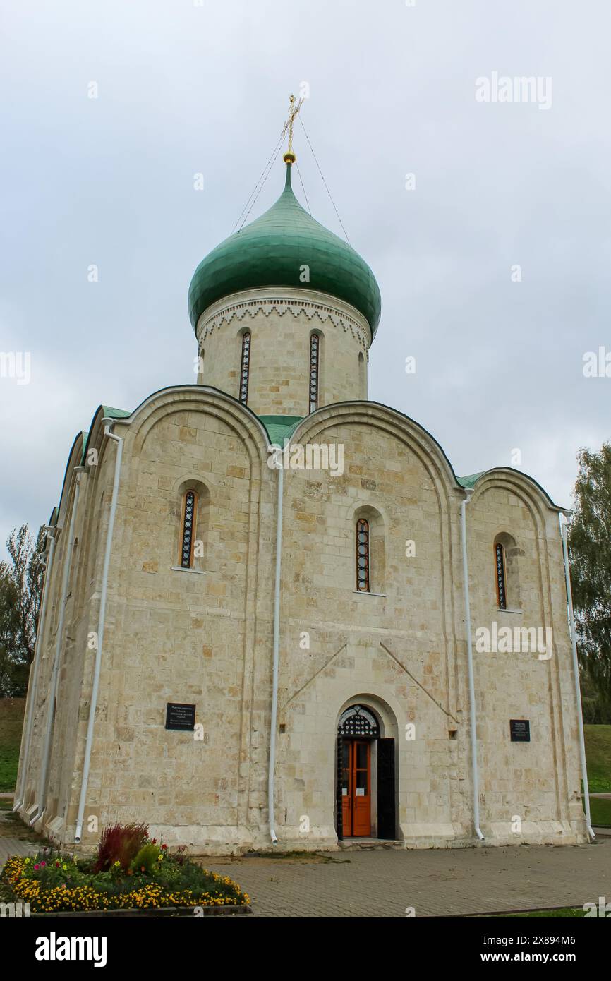 Cattedrale Spaso-Preobrazhensky circondata da alberi autunnali a Pereslavl-Zalessky, Yaroslavl Oblast, Russia Foto Stock