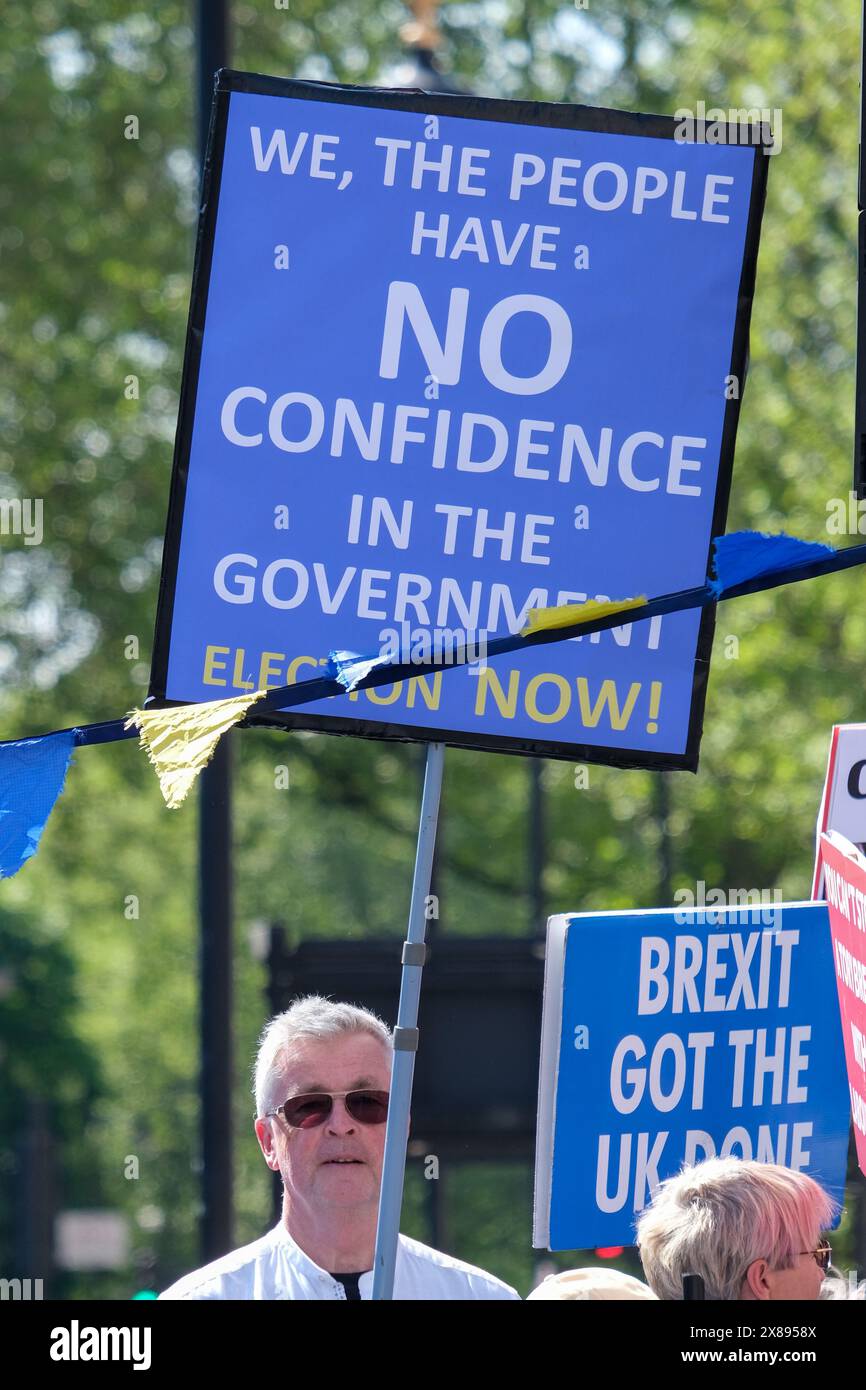 I manifestanti anti anti-Brexit chiedono elezioni generali mentre organizzano la loro manifestazione settimanale il mercoledì durante le domande del primo Ministro. Foto Stock