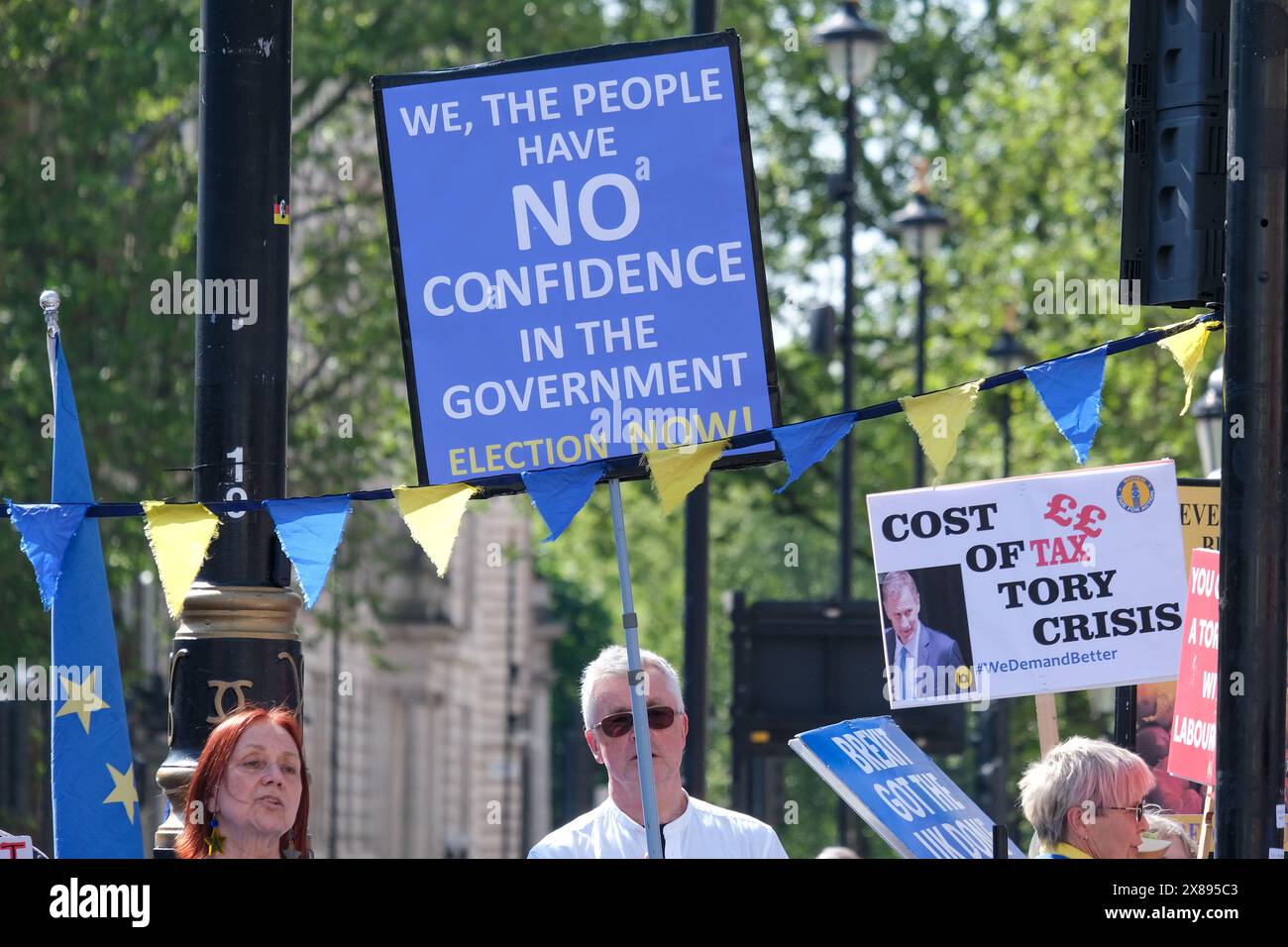 I manifestanti anti anti-Brexit chiedono elezioni generali mentre organizzano la loro manifestazione settimanale il mercoledì durante le domande del primo Ministro. Foto Stock