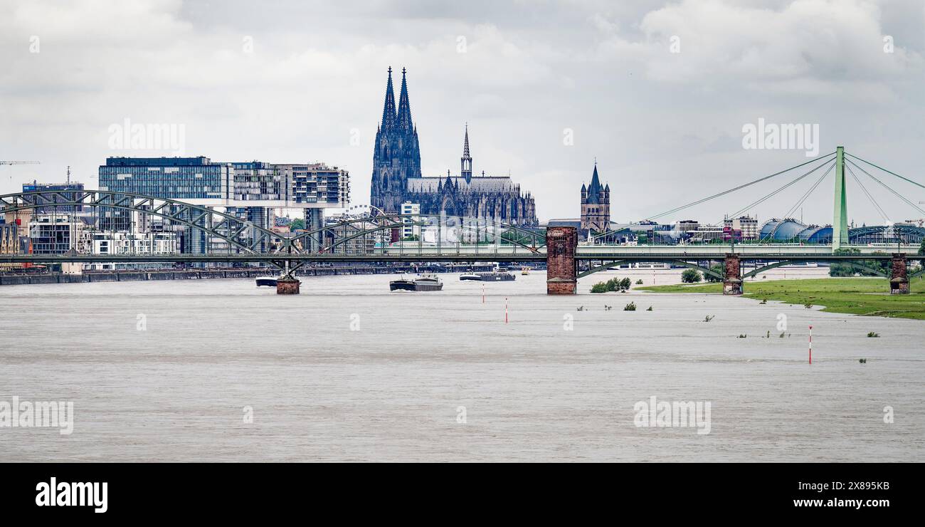 Vista del panorama di Colonia vicino al ponte sud durante un'alluvione a Colonia Foto Stock