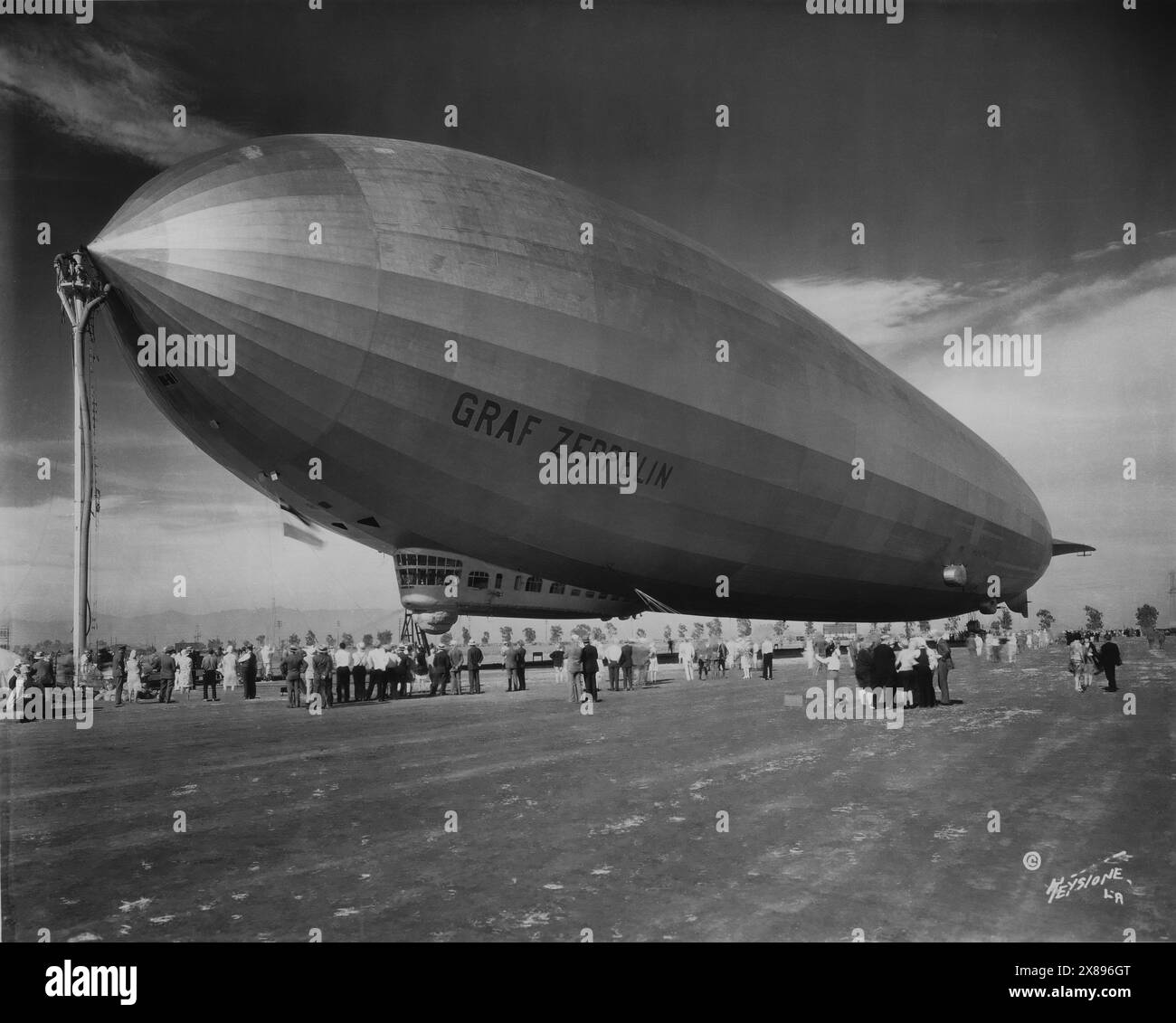 Il Graf Zeppelin a terra in modalità legato mentre viene osservato da folle di persone Foto Stock