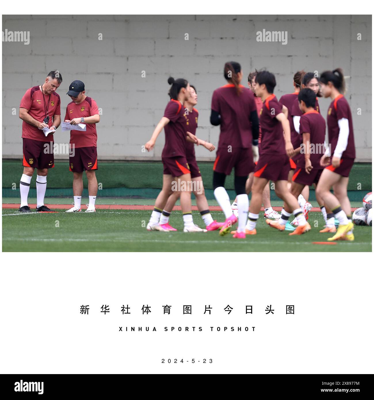 Pechino, Cina. 23 maggio 2024. Ante Milicic (1st L), la neo-nominata capo allenatore della nazionale di calcio femminile cinese, partecipa ad una sessione di allenamento dopo una conferenza stampa a Pechino, capitale della Cina, il 23 maggio 2024. Crediti: Jia Haocheng/Xinhua/Alamy Live News Foto Stock Pechino, Cina. 23 maggio 2024. Ante Milicic (1st L), la neo-nominata capo allenatore della nazionale di calcio femminile cinese, partecipa ad una sessione di allenamento dopo una conferenza stampa a Pechino, capitale della Cina, il 23 maggio 2024. Crediti: Jia Haocheng/Xinhua/Alamy Live News Foto Stock