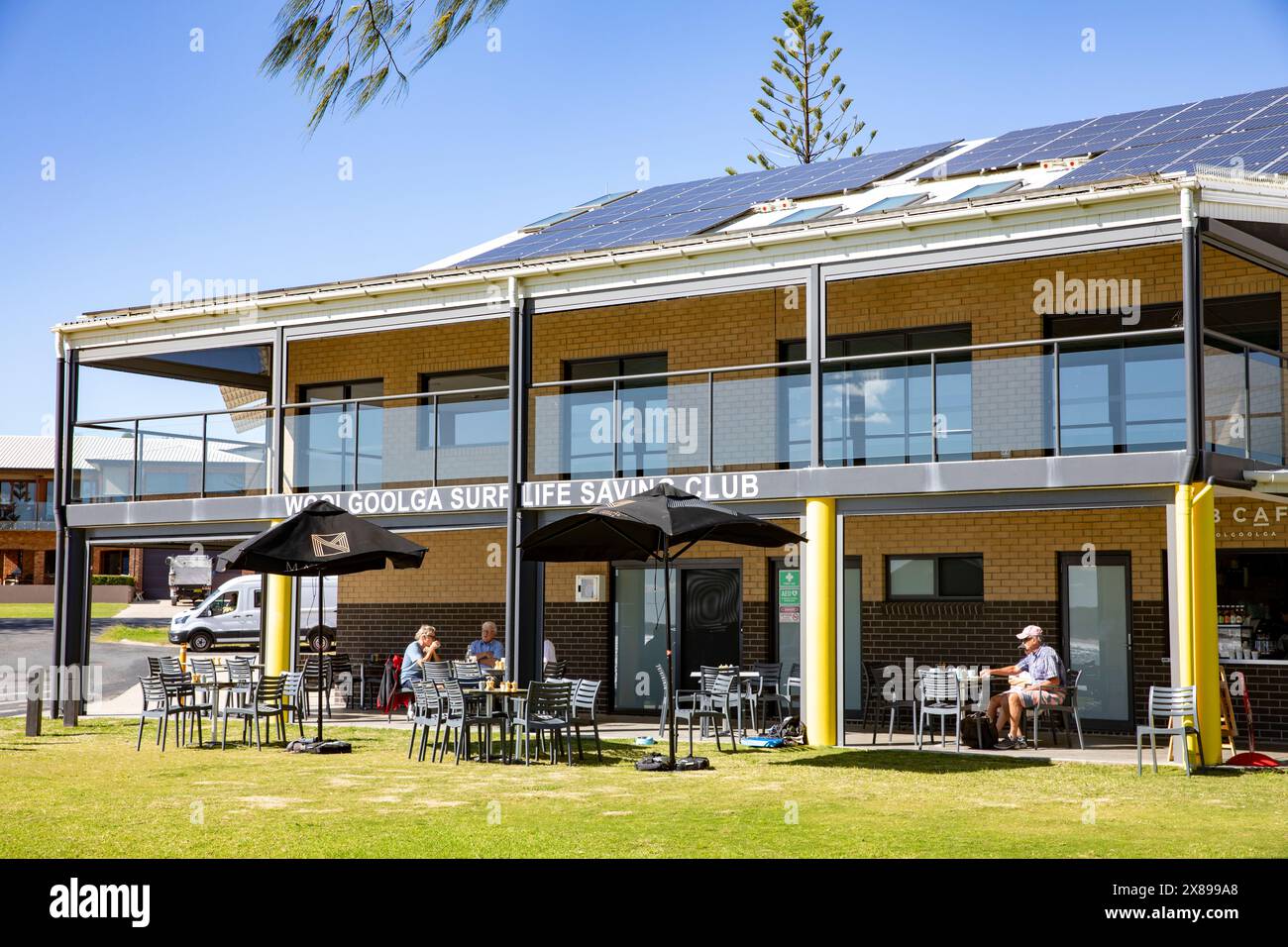 Woolgoolga surf Life Saving club SLSC edificio con pannelli solari sul tetto e caffetteria, Woolgoolga Beach Coffs Harbour, NSW, Australia, 2024 Foto Stock