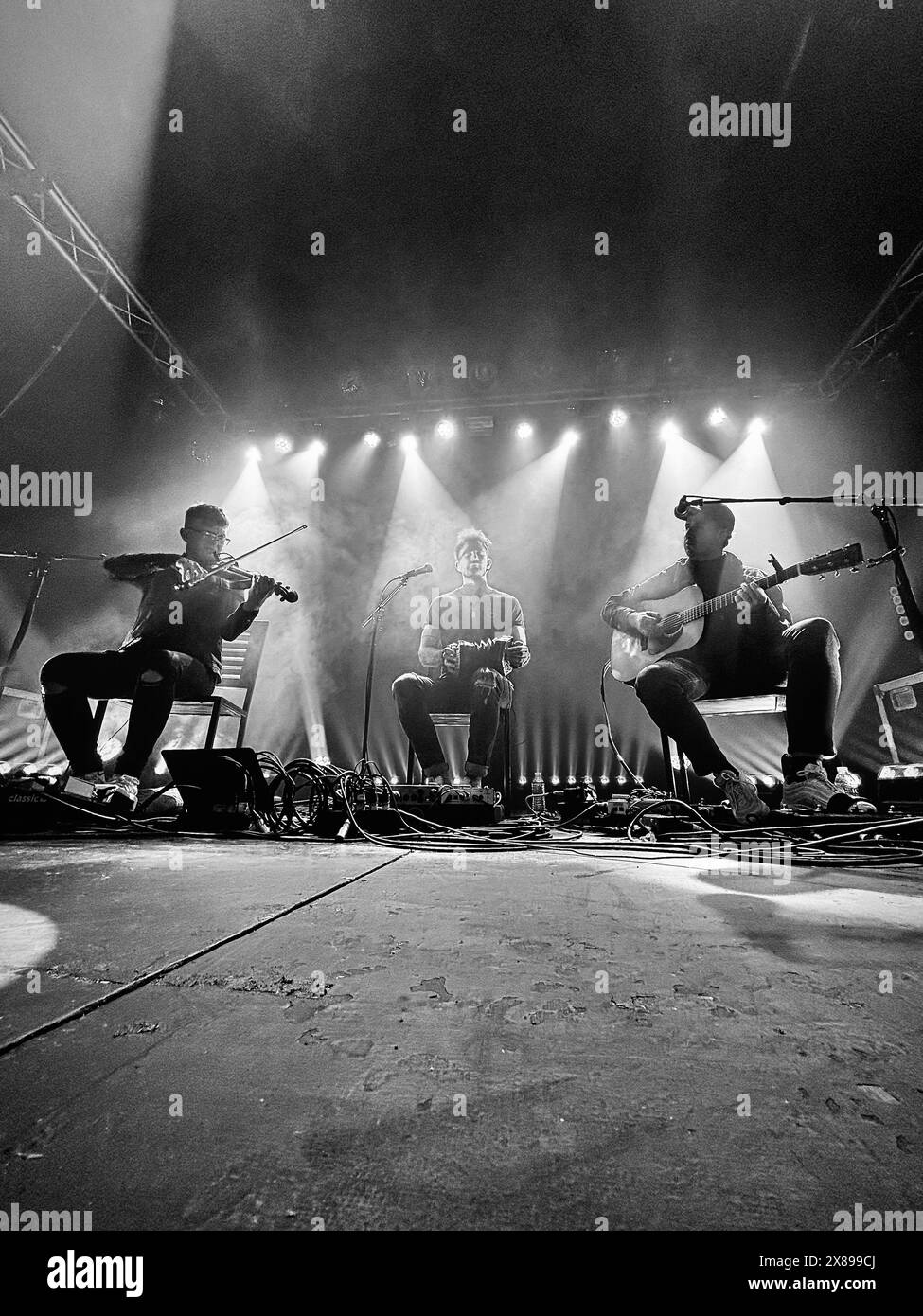 Trio folk scozzese "Talisk" che si esibisce dal vivo a Stockton-on-Tees nel 2024. Crediti: James Hind/Alamy. Foto Stock