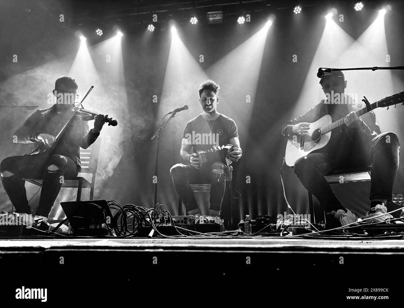 Trio folk scozzese "Talisk" (Benedict Morris, Mohsen Amini e Charlie Galloway) che si esibisce dal vivo a Stockton-on-Tees nel 2024. Crediti: James Hind/Alamy Foto Stock