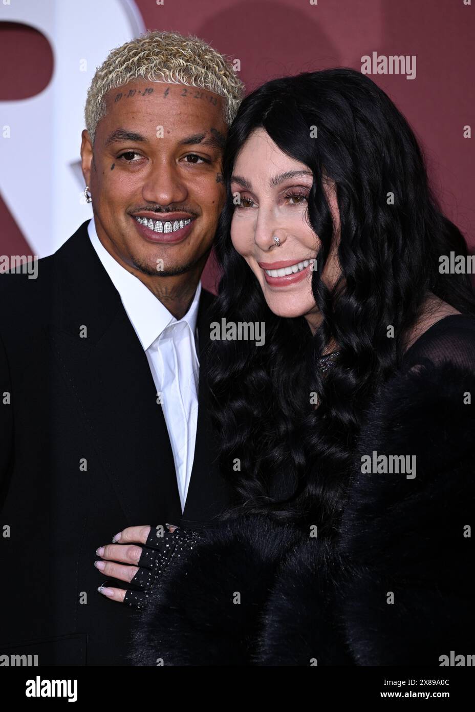 Cannes, Francia. 23 maggio 2024. Alexander 'AE' Edwards e Cher arrivando al 2024 amfAR Gala Cannes, Hotel du Cap Eden Roc. Parte della 77a edizione del Festival di Cannes. Crediti: Doug Peters/EMPICS/Alamy Live News Foto Stock