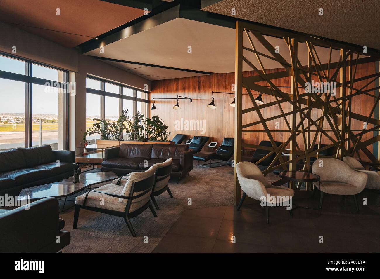 La Valette Club Lounge presso l'Aeroporto Internazionale di Malta, presenta interni moderni con vista panoramica sulla pista, elementi di design in legno Foto Stock