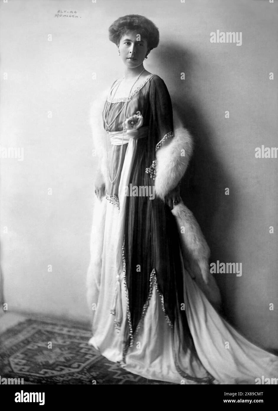 1912 c., Monaco, GERMANIA : la principessa tedesca di origine britannica ALEXANDRA di EDINBURG ( 1878 - 1942 ), nata principessa di HOHENLOE-LANGENBURG del LIECHTENSTEIN . Sposò il Principe Ernesto II Principe di Hohenlohe-Langenburg ( 1863 - 1950 ). Figlia di Alfredo duca di Edimburgo e Sassonia-Coburgo e Gotha ( 1844 - 1900 ) e della granduchessa Maria Alessandrovna di Russia ( 1853 - 1920). Nonno della regina Vittoria d'Inghilterra e dello zar Alessandro II di Russia. Foto di Atelier ELVIRA , Munchen . - HOHENZOLLERN - Alessandra di Sassonia-Coburgo-Gotha - Sassonia Coburgo Gotha - STORIA - FOTO STOR Foto Stock