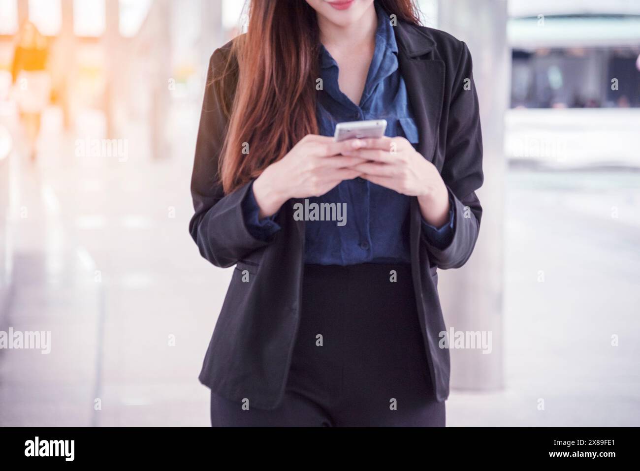 Donna asiatica che usa ipad shopping sito web online su smartphone con la faccia sorridente. Felicità donna asiatica che tiene il cellulare che controlla la posta dal negozio online Foto Stock