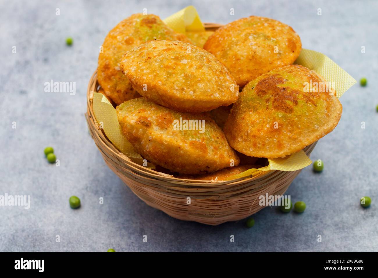 Cibo indiano 'Matar ki kachori' fatto di piselli verdi e farina. Foto Stock