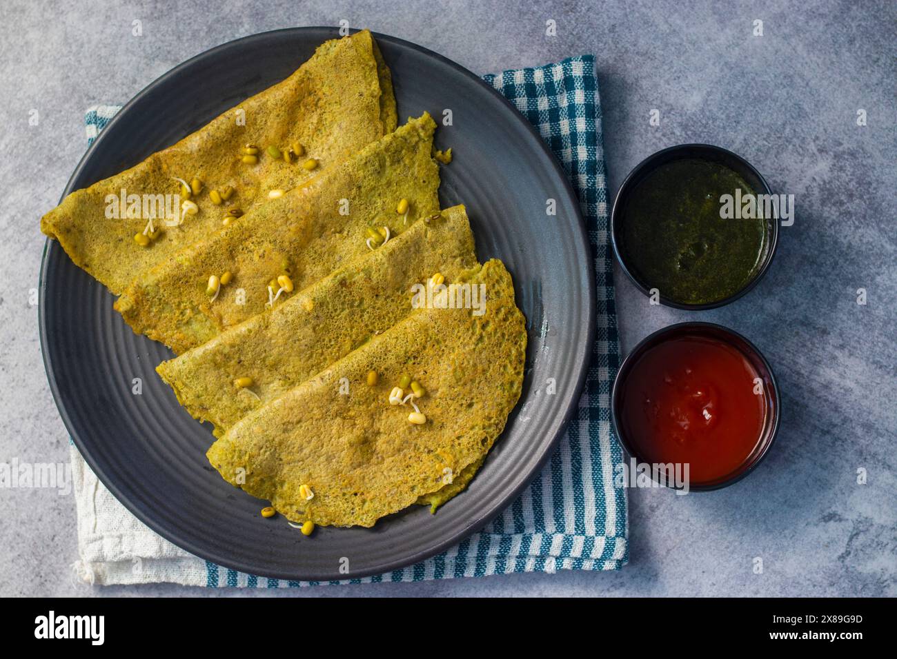 Il cibo indiano "Moong dal Chilla" è pronto da mangiare. Foto Stock Il cibo indiano "Moong dal Chilla" è pronto da mangiare. Foto Stock
