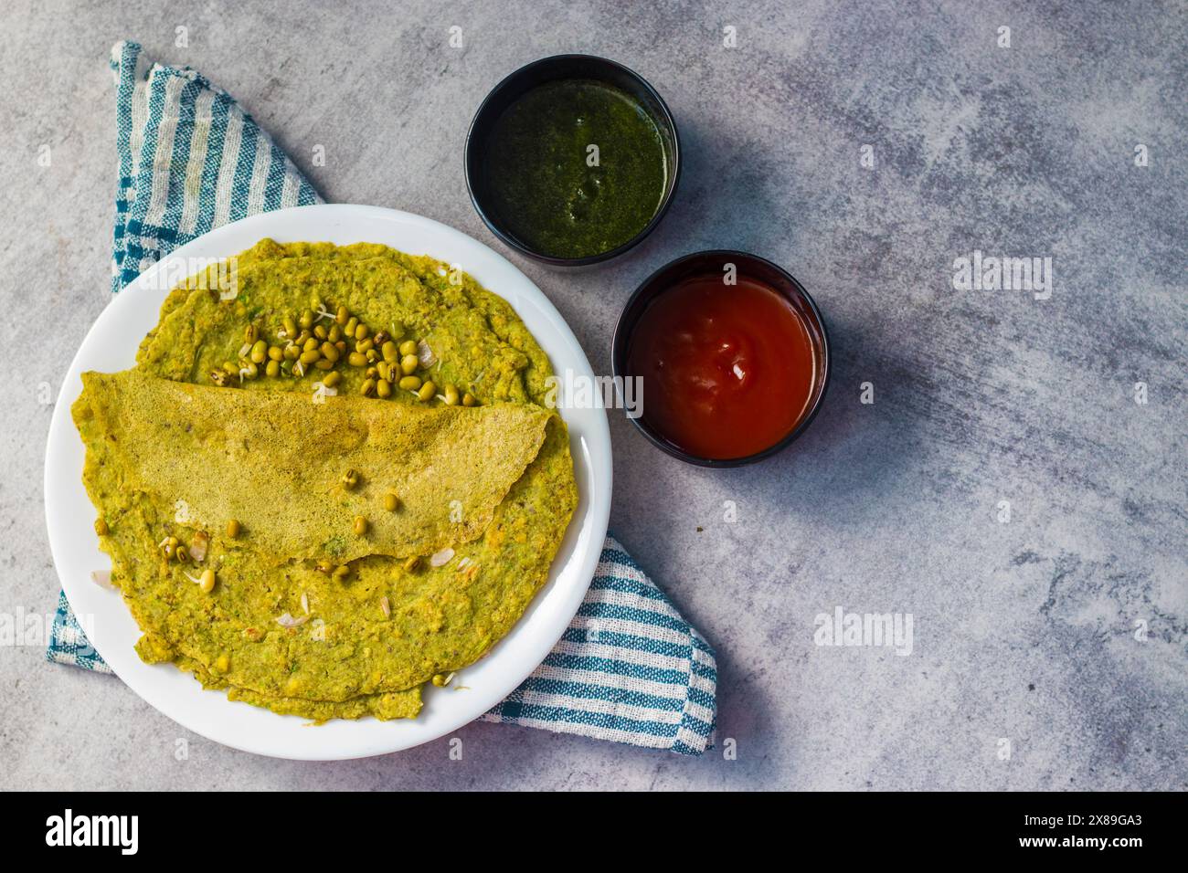 Il cibo indiano "Moong dal Chilla" è pronto da mangiare. Foto Stock Il cibo indiano "Moong dal Chilla" è pronto da mangiare. Foto Stock