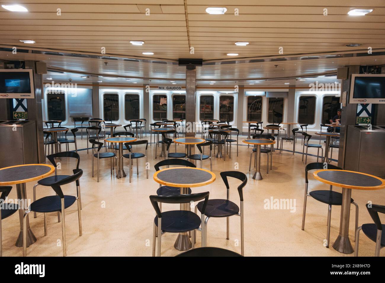 Una zona pranzo vuota sulla prua del traghetto Gozo Channel Line, Malta Foto Stock