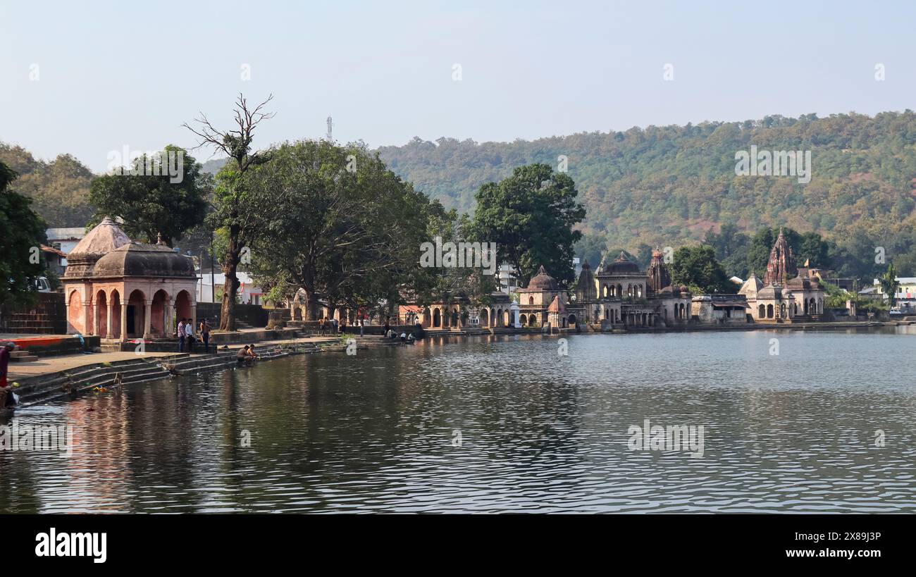 INDIA, MAHARASHTRA, NAGPUR, novembre 2023, Tourist at Ancient Temples on the Bank of Ambala Lake, Ramtek Foto Stock