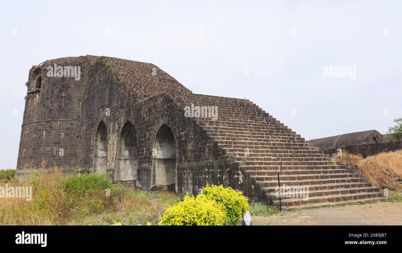 Vista di Upali Buruj nel Campus Naldurg Fort, punto panoramico del forte, Naldurg, Osmanabad, Maharashtra, India. Foto Stock