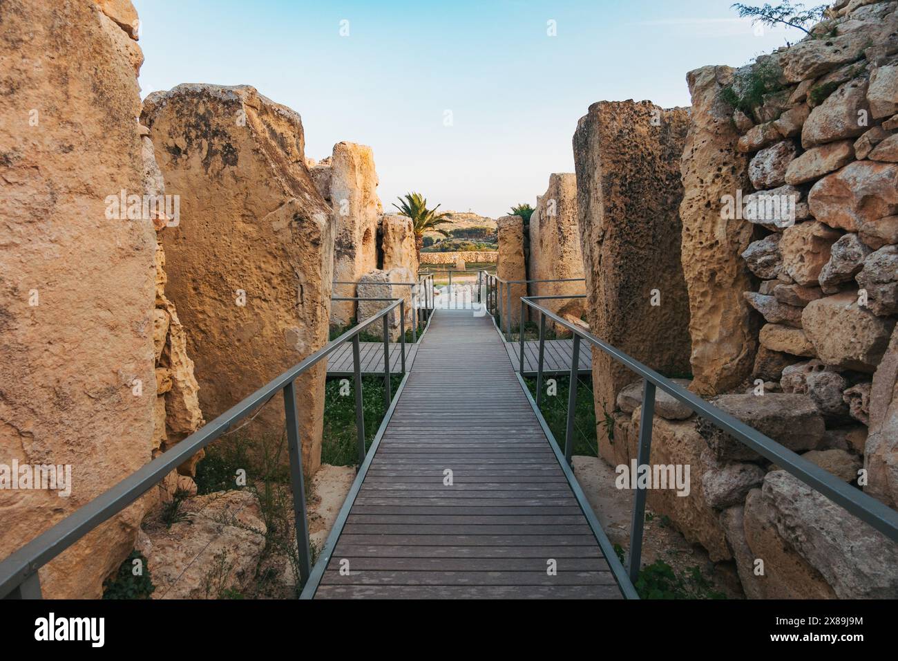 Un percorso per i visitatori a Ġgantija, un complesso di templi megalitici a Gozo, Malta. Una delle strutture più antiche del mondo, risalente a oltre 5.600 anni fa Foto Stock